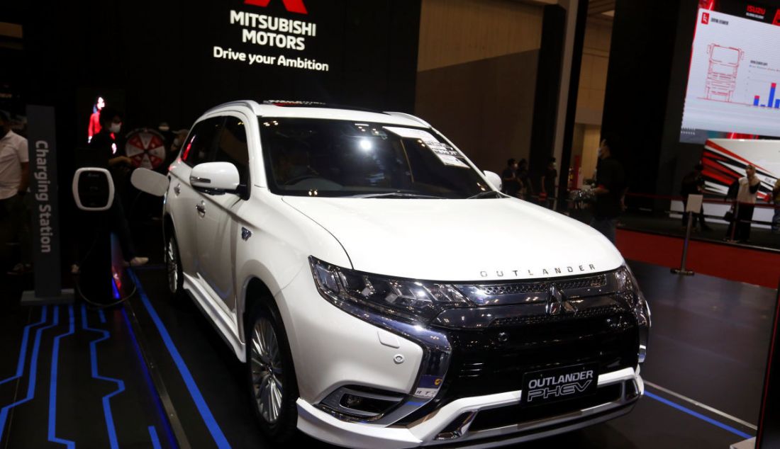 Mobil listrik Mitsubishi Outlander PHEV dipamerkan di acara otomotif Gaikindo Indonesia International Auto Show (GIIAS) 2021 di ICE, BSD City, Tangerang, Selasa (16/11). - JPNN.com
