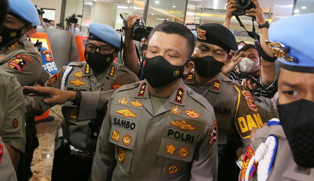 Kadiv Propam Polri nonaktif Irjen Ferdy Sambo menjalani pemeriksaan di gedung Bareskrim Polri, Jakarta, Kamis (4/8). Irjen Sambo diperiksa sebagai saksi kasus pembunuhan Brigadir J. - JPNN.com