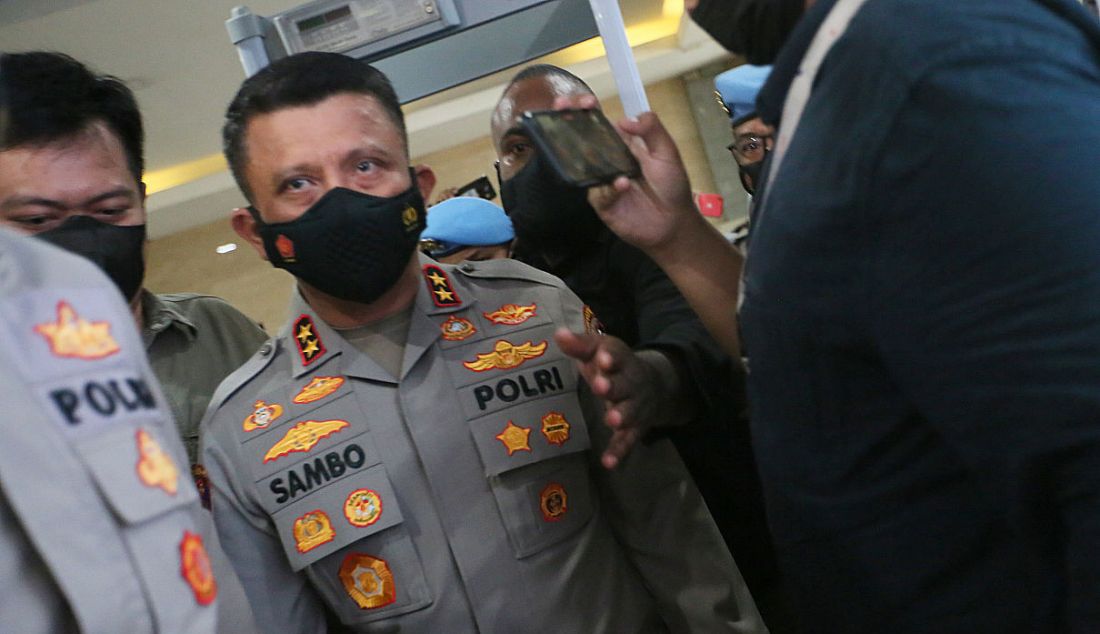 Kadiv Propam Polri nonaktif Irjen Ferdy Sambo menjalani pemeriksaan di gedung Bareskrim Polri, Jakarta, Kamis (4/8). Irjen Sambo diperiksa sebagai saksi kasus pembunuhan Brigadir J. - JPNN.com