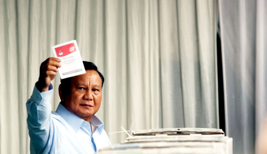 Calon Presiden nomor urut 2 Prabowo Subianto menggunakan hak pilihnya pada Pemilu 2024 di TPS 033, Kampung Curug, Desa Bojong Koneng, Babakan Madang, Bogor, Jawa Barat, Rabu (14/2). - JPNN.com
