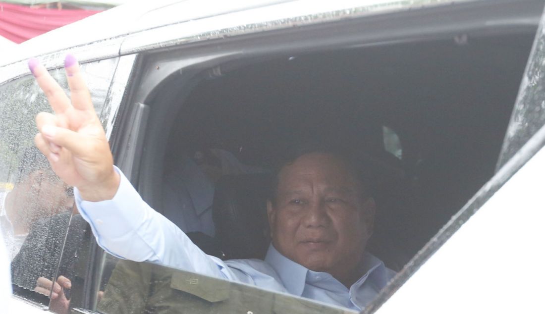 Calon Presiden nomor urut 2 Prabowo Subianto menggunakan hak pilihnya pada Pemilu 2024 di TPS 033, Kampung Curug, Desa Bojong Koneng, Babakan Madang, Bogor, Jawa Barat, Rabu (14/2). - JPNN.com