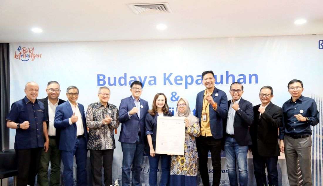 Komisaris Utama BRi Life M Syafri Rozi, Direktur Kepatuhan dan LegaI BRI Life I Dewa Gede Agung serta Kepala Divisi Kepatuhan Bank Rakyat Indonesia (Persero) Tbk, Chris Hananto menerima ISO 37301:2021 Compliance Management Systems Certification Dari British Standards Institution, Jakarta, Sabtu (29/6). BRI Life terus berupaya untuk mempertegas komitmennya, terhadap proses bisnis yang berkelanjutan dan terpercaya bagi stakeholder dan masyarakat, dengan menetapkan kebijakan dan tatakelola perusahan yang terstandarisasi. - JPNN.com