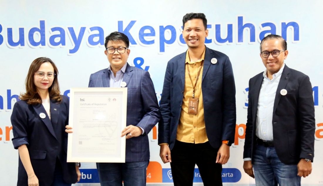 Komisaris Utama BRi Life M Syafri Rozi, Direktur Kepatuhan dan LegaI BRI Life I Dewa Gede Agung serta Kepala Divisi Kepatuhan Bank Rakyat Indonesia (Persero) Tbk, Chris Hananto menerima ISO 37301:2021 Compliance Management Systems Certification Dari British Standards Institution, Jakarta, Sabtu (29/6). BRI Life terus berupaya untuk mempertegas komitmennya, terhadap proses bisnis yang berkelanjutan dan terpercaya bagi stakeholder dan masyarakat, dengan menetapkan kebijakan dan tatakelola perusahan yang terstandarisasi. - JPNN.com