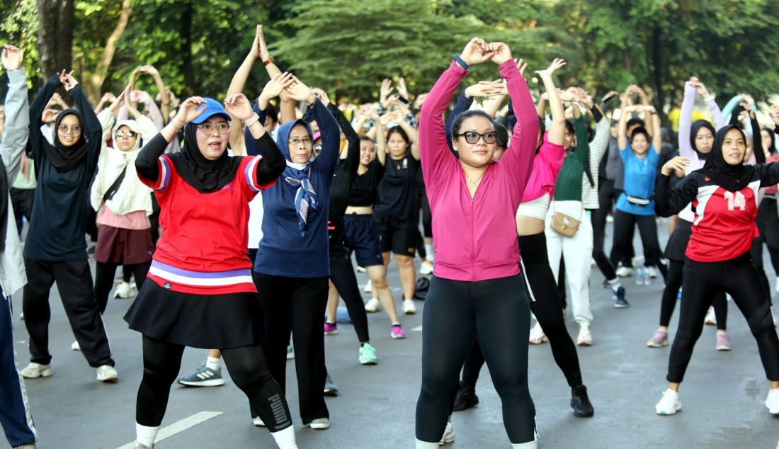 Komunitas Genggobyos saat senam Zumba di Pintu Merah GBK, Jakarta, Minggu (30/6). Enervon menghadirkan movement #LevelUpWithEnervon untuk semangat dan meningkatkan energi untuk mengejar resolusi dan mimpi, bersama Enervon Active dan Enervon Gold dengan kandungan Vitamin C, Vitamin B kompleks, dan Zinc, Enervon Active siap untuk menjaga kesehatan dan vitalitas tubuh secara keseluruhan. - JPNN.com