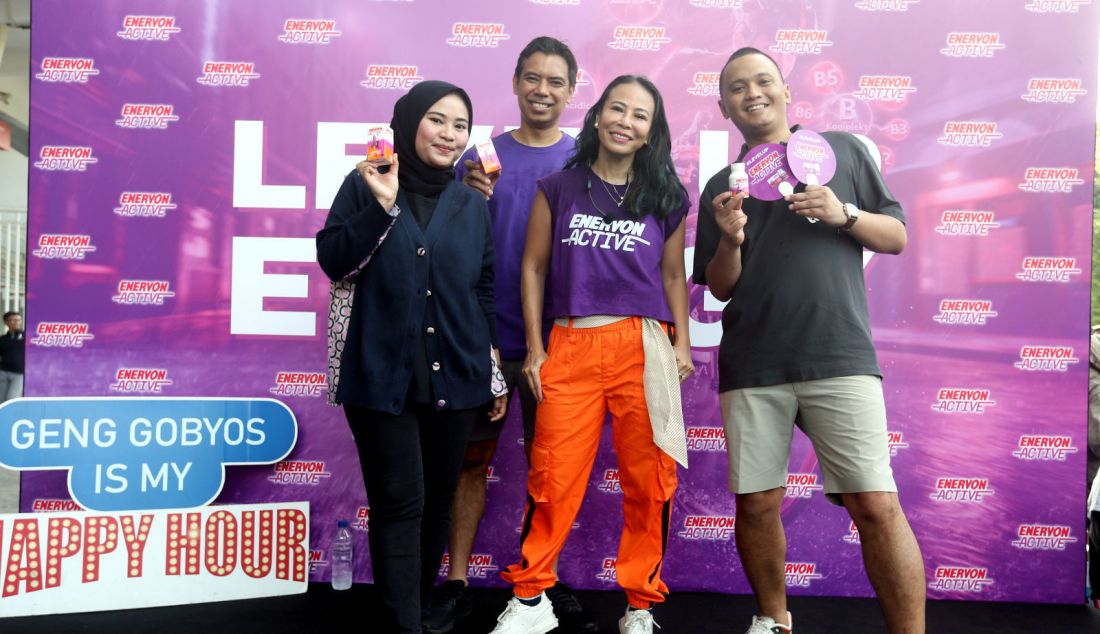 Brand Lead Enervon Active & Enervon Gold M. Dewi Kusuma Ningrum, Category Head of Health Supplement PT Darya Varia Laboratoria Leonard Darmawan Bimbuain, Instruktur Zumba Riana Ree dan Brand Manager Health Supplement Enervon Pradipa Osadawedya Syarif saat acara Level Up with Enervon Active di Pintu Merah GBK, Jakarta, Minggu (30/6). Enervon menghadirkan movement #LevelUpWithEnervon untuk membakar semangat dan meningkatkan energi untuk mengejar resolusi dan mimpi, bersama Enervon Active dan Enervon Gold dengan kandungan Vitamin C, Vitamin B kompleks, dan Zinc, Enervon Active siap untuk menjaga kesehatan dan vitalitas tubuh secara keseluruhan. Foto by: Ricardo - JPNN.com