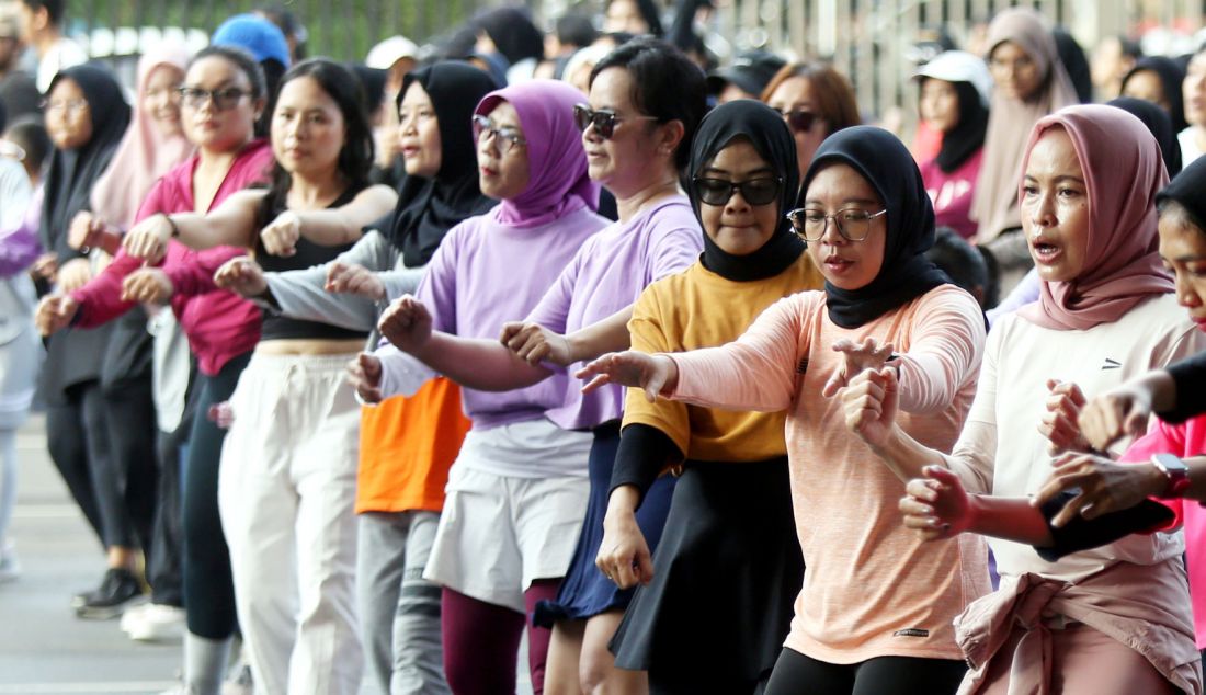 Komunitas Genggobyos saat senam Zumba di Pintu Merah GBK, Jakarta, Minggu (30/6). Enervon menghadirkan movement #LevelUpWithEnervon untuk semangat dan meningkatkan energi untuk mengejar resolusi dan mimpi, bersama Enervon Active dan Enervon Gold dengan kandungan Vitamin C, Vitamin B kompleks, dan Zinc, Enervon Active siap untuk menjaga kesehatan dan vitalitas tubuh secara keseluruhan. - JPNN.com