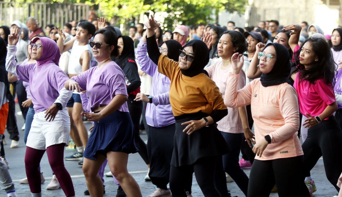 Komunitas Genggobyos saat senam Zumba di Pintu Merah GBK, Jakarta, Minggu (30/6). Enervon menghadirkan movement #LevelUpWithEnervon untuk semangat dan meningkatkan energi untuk mengejar resolusi dan mimpi, bersama Enervon Active dan Enervon Gold dengan kandungan Vitamin C, Vitamin B kompleks, dan Zinc, Enervon Active siap untuk menjaga kesehatan dan vitalitas tubuh secara keseluruhan. - JPNN.com