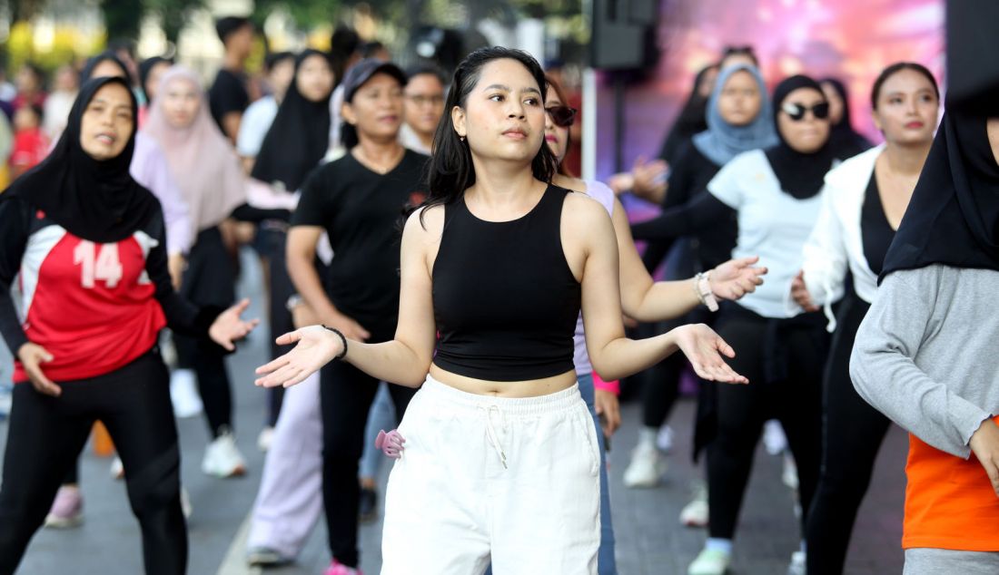 Komunitas Genggobyos saat senam Zumba di Pintu Merah GBK, Jakarta, Minggu (30/6). Enervon menghadirkan movement #LevelUpWithEnervon untuk semangat dan meningkatkan energi untuk mengejar resolusi dan mimpi, bersama Enervon Active dan Enervon Gold dengan kandungan Vitamin C, Vitamin B kompleks, dan Zinc, Enervon Active siap untuk menjaga kesehatan dan vitalitas tubuh secara keseluruhan. - JPNN.com