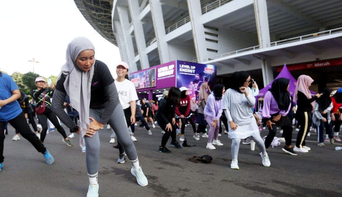 Komunitas Genggobyos saat senam Zumba di Pintu Merah GBK, Jakarta, Minggu (30/6). Enervon menghadirkan movement #LevelUpWithEnervon untuk semangat dan meningkatkan energi untuk mengejar resolusi dan mimpi, bersama Enervon Active dan Enervon Gold dengan kandungan Vitamin C, Vitamin B kompleks, dan Zinc, Enervon Active siap untuk menjaga kesehatan dan vitalitas tubuh secara keseluruhan. - JPNN.com