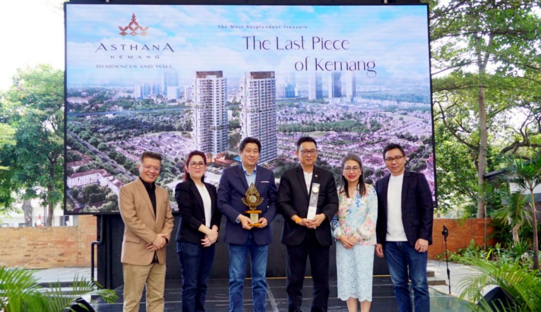 kiri: CEO Journalist Media Network (JMN) Indra Utama, General Manager Sales & Marketing Asthana Kemang Devy Damayanti, Direktur PT Sintesis Kreasi Bersama, pengembang proyek Asthana Kemang Thomas Go, Chief Marketing Officer Asthana Kemang Ronny Mongkar, Country Manager 99.co & rumah123.com Maria H.L. Manik dan CEO Indonesia Property Watch Ali Tranghanda saat menerima penghargaan Golden Property Awards 2024 dan Indonesia Property and Bank Award 2024, Jakarta, Senin (19/8). Asthana Kemang kembali diakui sebagai apartemen pilihan terbaik dengan konsep etnik. - JPNN.com