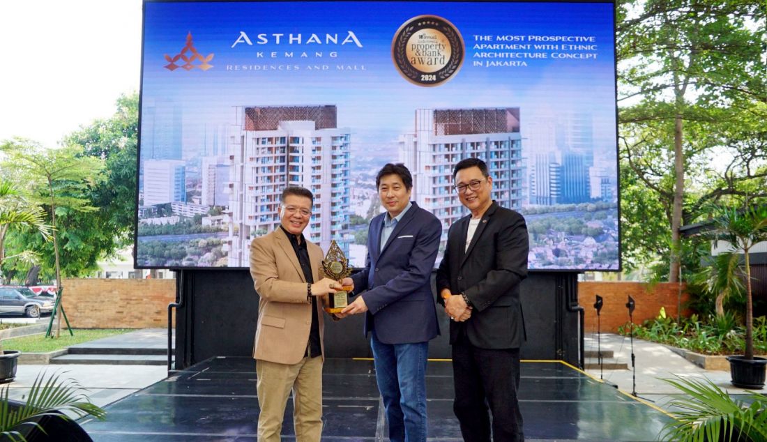 kiri: CEO JMN Indra Utama, Direktur PT Sintesis Kreasi Bersama, pengembang proyek Asthana Kemang Thomas Go dan Chief Marketing Officer Asthana Kemang Ronny Mongkar saat menerima penghargaan Indonesia Property and Bank Award 2024, Jakarta, Senin (19/8). Asthana Kemang kembali diakui sebagai apartemen pilihan terbaik dengan konsep etnik. Keunggulannya ini menjadi daya tarik bagi generasi milenial untuk memenuhi kebutuhan tempat tinggal dan berinvestasi. - JPNN.com