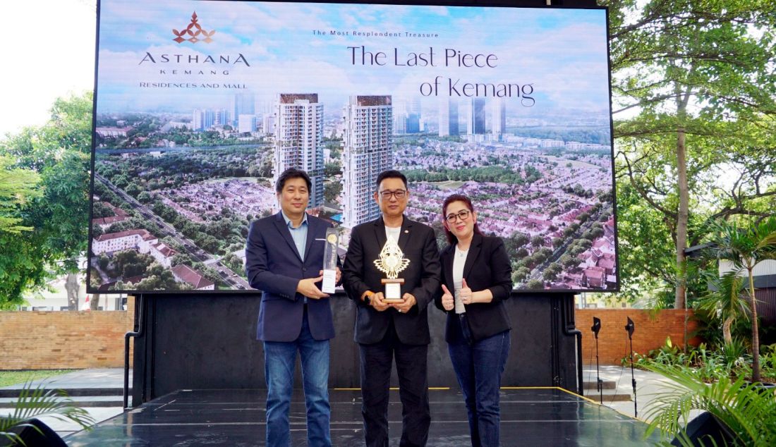 Direktur PT Sintesis Kreasi Bersama, pengembang proyek Asthana Kemang Thomas Go, Chief Marketing Officer Asthana Kemang Ronny Mongkar dan General Manager Sales & Marketing Asthana Kemang Devy Damayanti saat menerima penghargaan Golden Property Awards 2024 dan Indonesia Property and Bank Award 2024, Jakarta, Senin (19/8). - JPNN.com