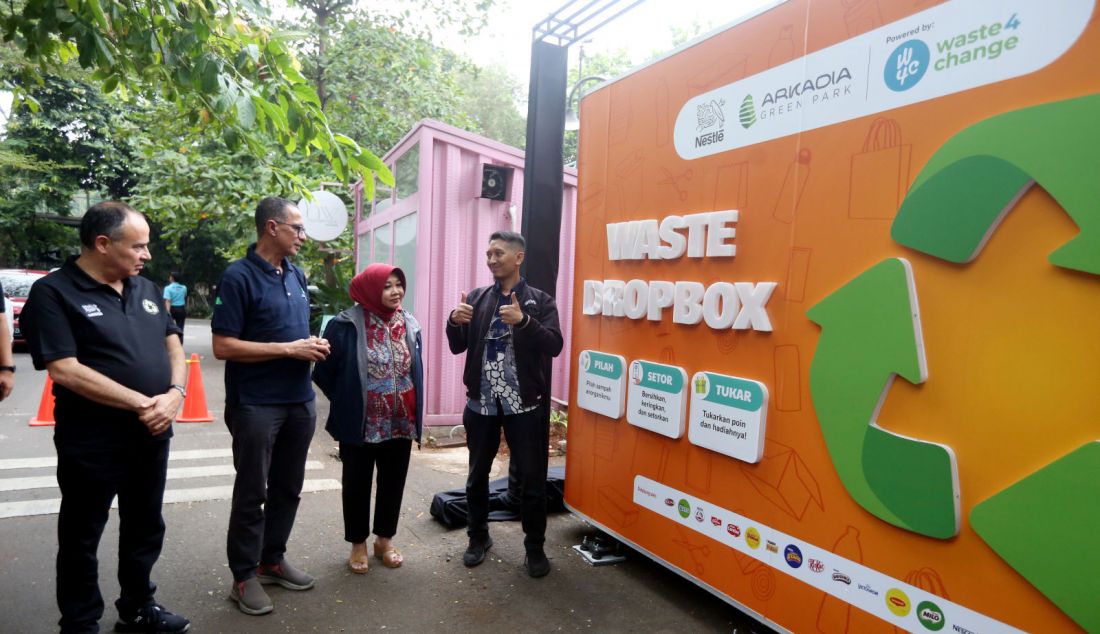 Presiden Direktur PT Nestle Indonesia Samer Chedid, Direktur Corporate Affairs & Sustainability Sufintri Rahayu PT Nestlé Indonesia, Founder Waste4Change Mohamad Bijaksana Junerosano dan Manajemen Arkadia Green Park saat peluncuran Pengelolaan Sampah Anorganik Rumah Tangga Waste Dropbox di Grand Pavilion, Arkadia Green Park, Jakarta, Rabu (28/8). PT Nestle Indonesia bersama Waste4Change berkomitmen secara global menerapkan kemasan berkelanjutan (sustainability packaging) di seluruh aspek operasional bisnis. - JPNN.com