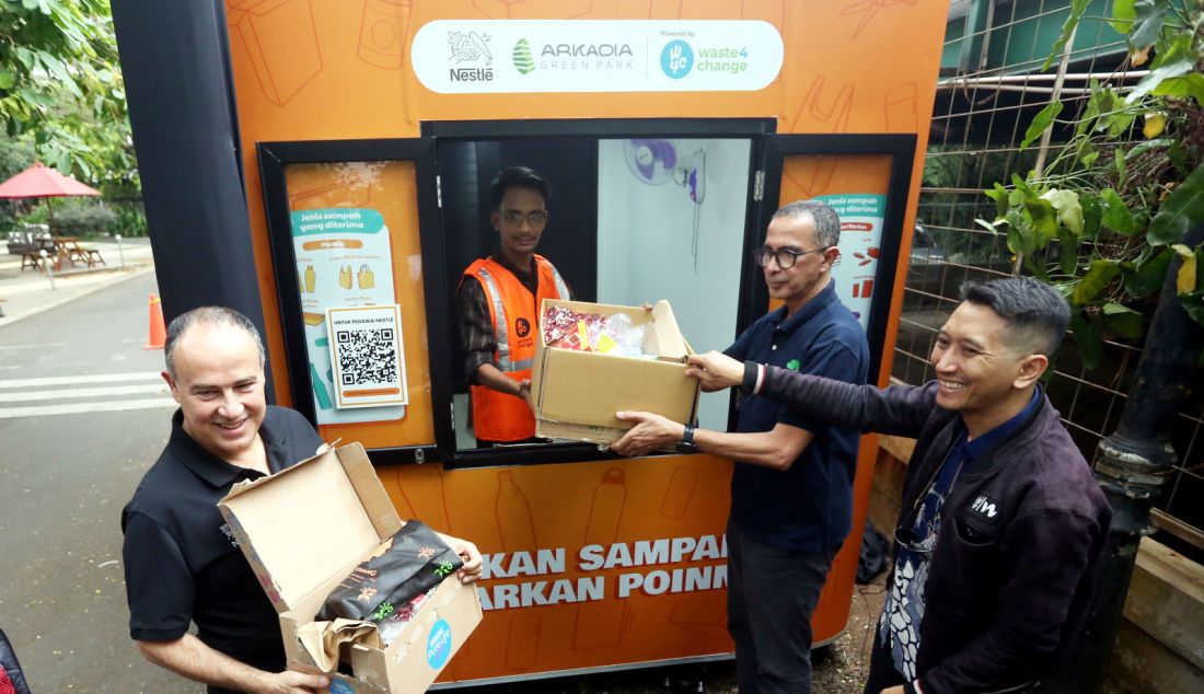 Presiden Direktur PT Nestle Indonesia Samer Cherie, Founder Waste4Change Mohamad Bijaksana Junerosano dan Manajemen Arkadia Green Park saat peluncuran Pengelolaan Sampah Anorganik Rumah Tangga Waste Dropbox di Grand Pavilion, Arkadia Green Park, Jakarta, Rabu (28/8). PT Nestle Indonesia bersama Waste4Change berkomitmen secara global menerapkan kemasan berkelanjutan (sustainability packaging) di seluruh aspek operasional bisnis. - JPNN.com