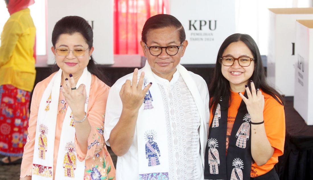 Calon Gubernur Jakarta Pramono Anung bersama istrinya, Endang Nugrahani, dan putrinya, Hanifa Fadhila Pramana, menyapa warga yang menggunakan hak pilih pada Pilkada Jakarta 2024 di TPS 046, Cipete Selatan, Jakarta Selatan, Rabu (27/11). - JPNN.com