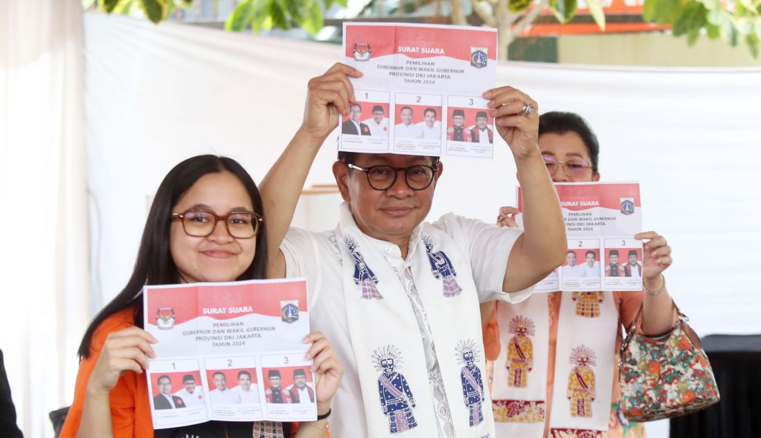 Calon Gubernur Jakarta Pramono Anung bersama istrinya, Endang Nugrahani, dan putrinya, Hanifa Fadhila Pramana, menyapa warga yang menggunakan hak pilih pada Pilkada Jakarta 2024 di TPS 046, Cipete Selatan, Jakarta Selatan, Rabu (27/11). - JPNN.com