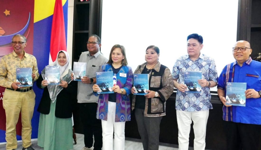 Rosalie S Ticman. Presiden Philipine women's Association, Gonaranau b musor consul general of the embassy of republic philipine, Vice consul Ihna santos dan Pimpinan Umum nettalnews. Hotma simatupang berfoto bersama para UMKM dalam acara spesial ini Seminar dan Bazaar Womenpreneur 2024, Jakarta, Sabtu (30/11). Philippine Women's Association Indonesia bersama dengan Netralnews.com, dan didukung penuh oleh Kedutaan Besar Republik Filipina, menyelenggarakan acara Seminar dan Bazaar Womenpreneur 2024. Acara ini merupakan momen istimewa untuk mempererat persahabatan antara Filipina dan Indonesia, sekaligus memperingati 45 tahun hubungan diplomatik kedua negara. - JPNN.com