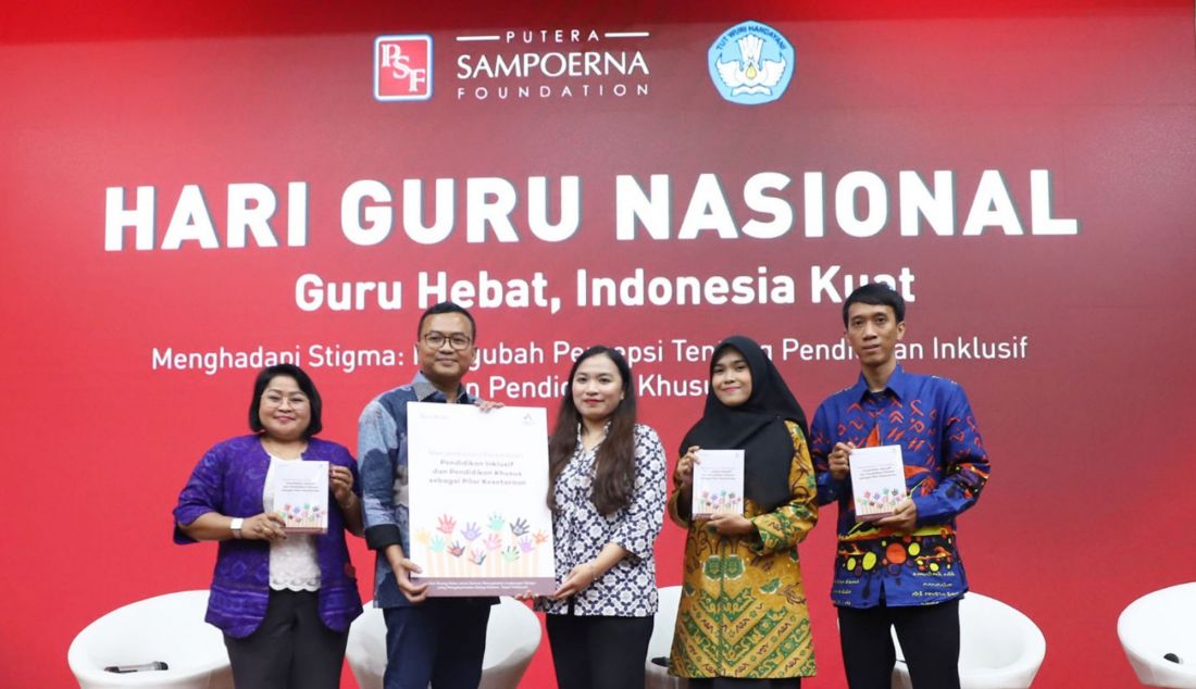 Perwakilan SLB Negeri 1 Bangli Desak Ketut Caturwangi (kiri) dan Direktur Guru Pendidikan Menengah dan Pendidikan Khusus Putra Asga Elevri (kedua kiri) dalam memperingati Hari Guru Nasional tahun 2024, Putera Sampoerna Foundation (PSF) meneguhkan komitmennya untuk menciptakan ekosistem pendidikan yang inklusif, berkelanjutan, dan berdaya saing global. Dengan mengusung tema 