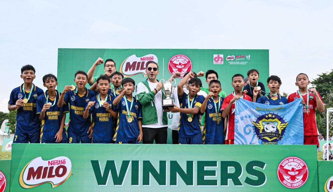 Business Executive Officer Beverages & Culinary Dairy Business Unit PT Nestle Indonesia Alaa Shaaban, Ketua Yayasan Garuda Anak Nusantara Endra Gunawan bersama Sr. Brand Executive Nestle MILO Arbie Hasyim Ashari menyerahkan piala dan medali kepada Randhika FC, Kudus juara 1 U-12 MILO National Championship 2025 di Stadion Ciracas, Jakarta (16/2). Pada tahun ketiga penyelenggaraannya, MILO National Championship 2025 yang terbagi dalam dua kategori usia, yaitu U-10 dan U-12 dan diikuti lebih dari 10.000 peserta yang berasal dari 19 kota di Indonesia. - JPNN.com