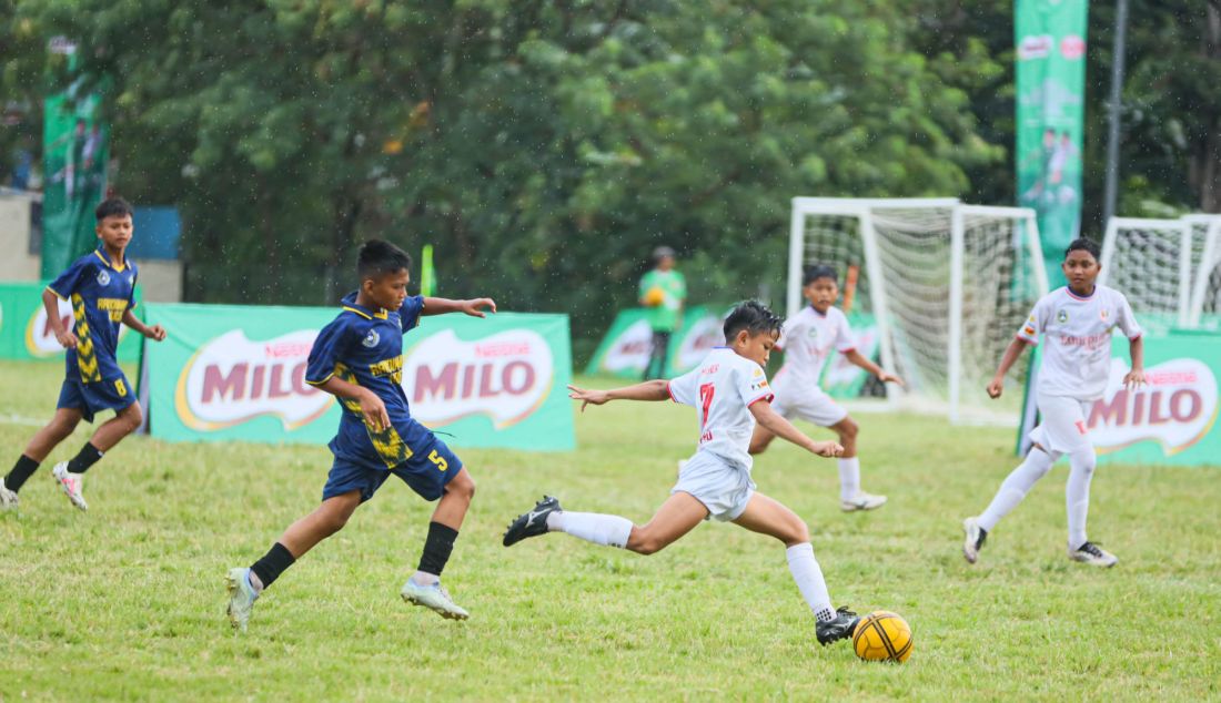 Pertandingan final kategori U-10 MILO National Championship 2025. Pendowo FC, Sidoarjo, menjadi juara 1 kategori U-10 setelah mengalahkan Palembon FC, Bojonegoro dengan skor 3-0. Sebanyak lebih dari 10.000 peserta dari 19 kota penyisihan ikut serta pada tahun ketiga penyelenggaraan MILO National Championship yang terbagi dalam dua kategori usia, yaitu U-10 dan U-12. - JPNN.com