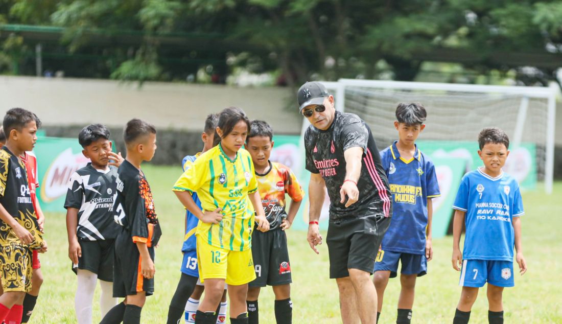 Cristian Gonzales yang dikenal sebagai El Loco, mantan pemain tim nasional didampingi Alaa Shaaban, Business Executive Officer Beverages & Culinary Dairy Business Unit PT Nestle Indonesia memberikan coaching clinic bagi para peserta babak final MILO National Championship 2025, yang mencakup berbagai latihan dasar sepak bola, seperti passing, controlling, dribbling, hingga shooting. - JPNN.com