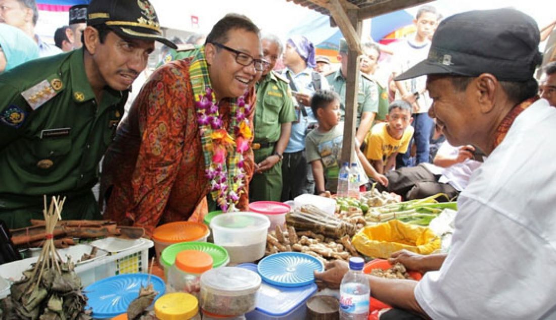 Menteri Koperasi dan UKM Anak Agung Gede Ngurah Puspayoga saat meresmikan Pasar Tradisional Aeng Toa, Takalar, Makassar, Sulsel, Senin (14/12). Foto: Ist - JPNN.com