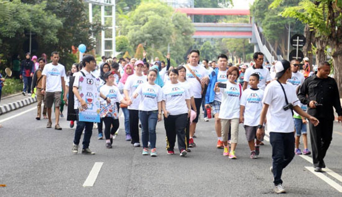 Sebanyak 100 orang berbondong-bondong menggunakan kaos Doraemon dan Baling &acirc;€“ Baling Bambu untuk mengikuti Doraemon Funwalk sekaligus Meet &amp; Greet dengan Robot Biru pemilik Kantong Ajaib di Taman Bungkul, Surabaya, Minggu (20/12). Jalan santai bersama ini menempuh jarak 2,4 km. Foto: Ist - JPNN.com