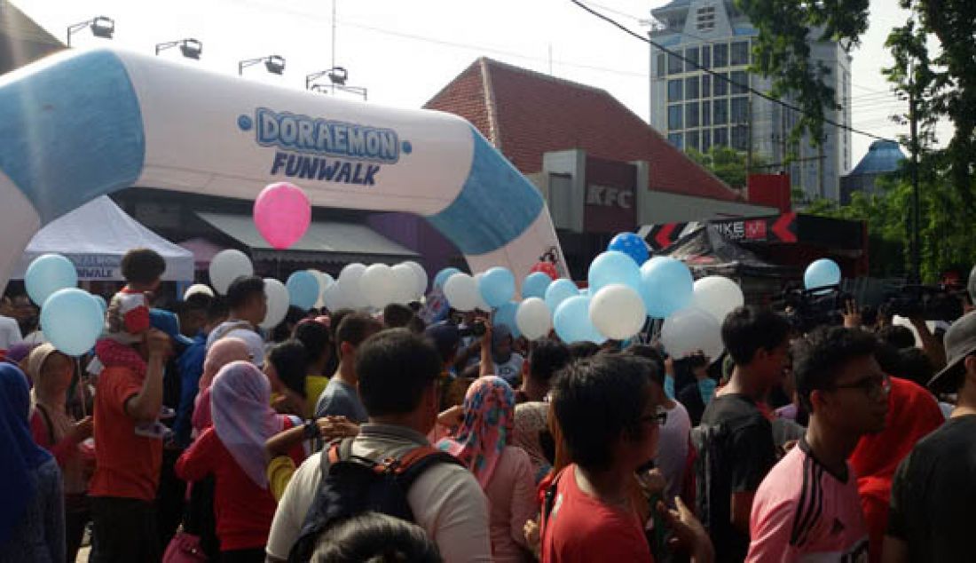 Sebanyak 100 orang berbondong-bondong menggunakan kaos Doraemon dan Baling &acirc;€“ Baling Bambu untuk mengikuti Doraemon Funwalk sekaligus Meet &amp; Greet dengan Robot Biru pemilik Kantong Ajaib di Taman Bungkul, Surabaya, Minggu (20/12). Jalan santai bersama ini menempuh jarak 2,4 km. Foto: Ist - JPNN.com