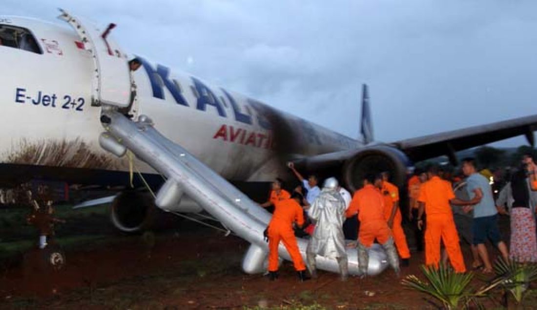EVAKUASI: Sejumlah tim penyelamat dari Kantor SAR Kupang, petugas bandara, dan TNI AU berusaha mengevakuasi para penumpang pesawat Kalstar yang tergelincir di Bandara El Tari Kupang, Senin (21/12). Foto: Ist - JPNN.com