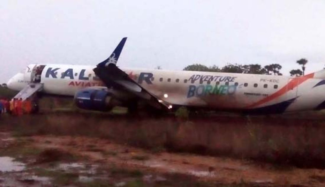 Pesawat Kalstar yang tergelincir di Bandara El Tari Kupang, Senin (21/12). Foto Ist - JPNN.com