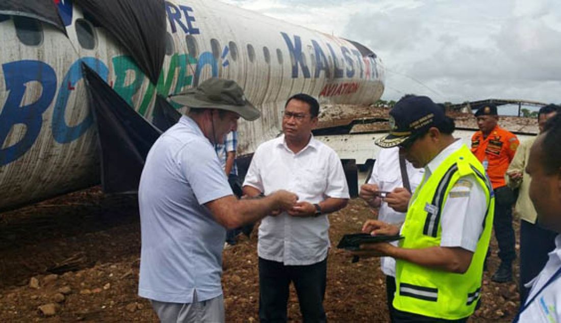 PANTAU: Ketua Komisi V DPR RI, Fary Francis bersama tim dari Kementerian Perhubungan dan PT Angkasa Pura, kemarin melihat dari dekat kondisi bangkai pesawat Kalstar. Foto: Ist - JPNN.com