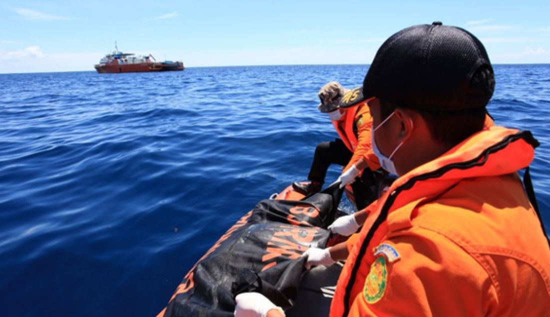 EVAKUASI: Tim Basarnas Kendari saat melakukan proses evakuasi terhadap korban KMP Marina Baru 2B di perairan Kolaka Utara, Sabtu (26/12). Foto: Ist - JPNN.com