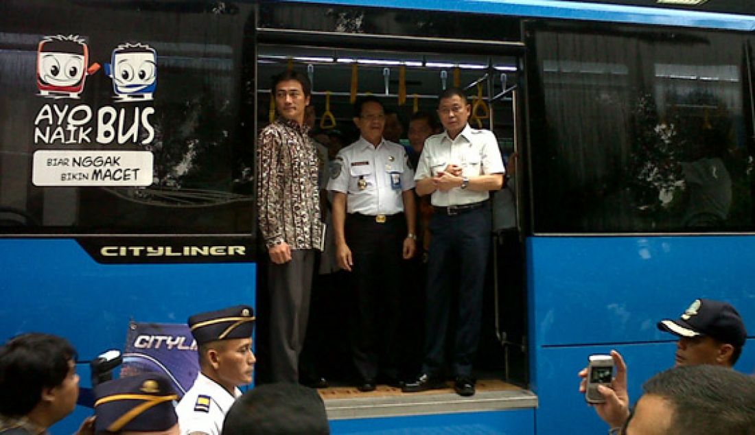 Menteri Perhubungan (Menhub) Ignasius Jonan saat memberikan bantuan bus di Jakarta, Kamis (21/1). Foto: Ist - JPNN.com