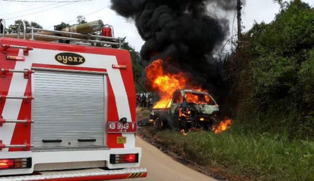 Sebuah mobil pick up terbakar di Jalan Sekadau-Rawak, Senin (25/1). Kebakaran diduga akibat mobil yang mengangkut 10 jeriken bensin Foto: Ist - JPNN.com