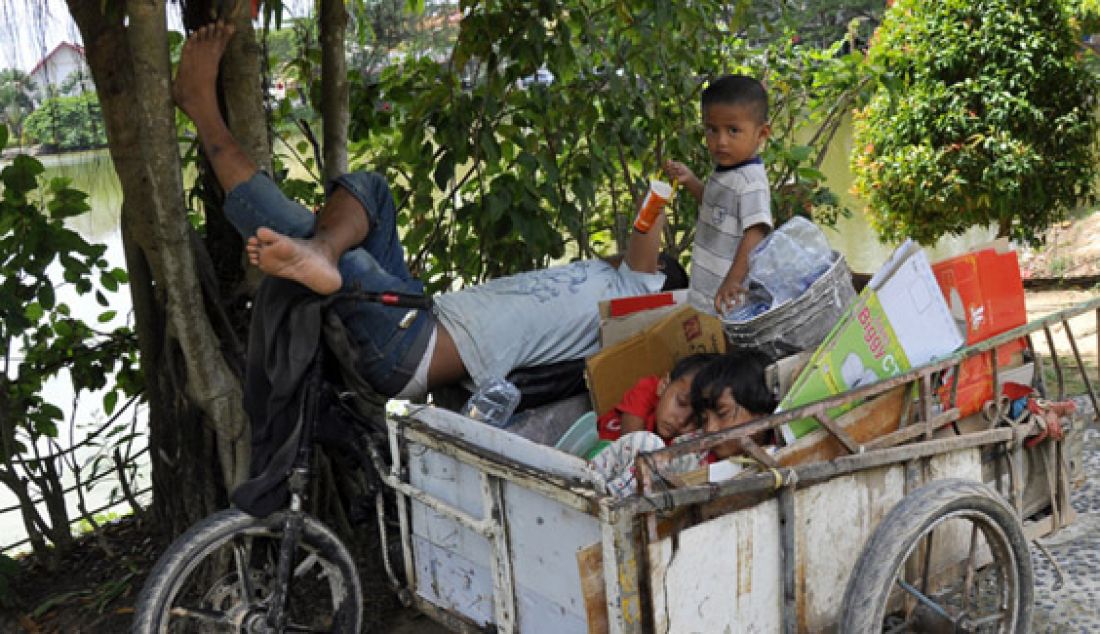 Seorang bapak dan ketiga anaknya beristirahat di gerobak motor tua di Kawasan Taman Kolam Batam Centre, Rabu (3/2). Kerasnya kehidupan di perkotaan terpancar dari raut wajah dua anak yang sedang tertidur pulas di dalam gerobak motor. Foto: Ist - JPNN.com