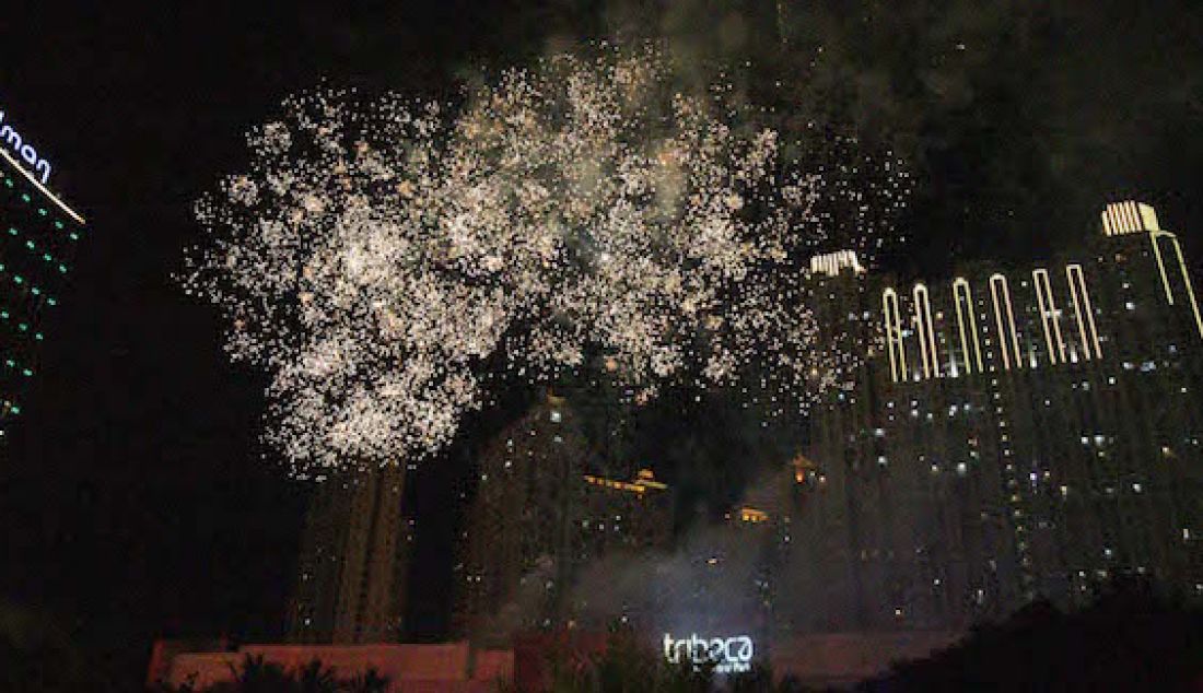 Pertunjukan kembang api untuk memeriahkan Tahun Baru Imlek terlihat di Mal Central Park, Jakarta. Mal. FOTO: PUGUH SUJIATMIKO/JAWA POS - JPNN.com