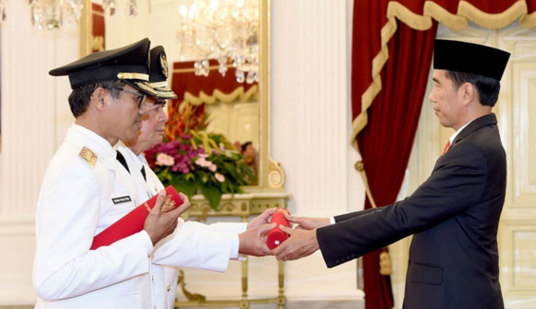 Momen penyerahan petikan keppres dari Presiden Joko Widodo terhadap pasangan Kepala Daerah terpilih di Istana Merdeka, Jakarta, Jumat (12/2). Foto: Biro Pers - JPNN.com