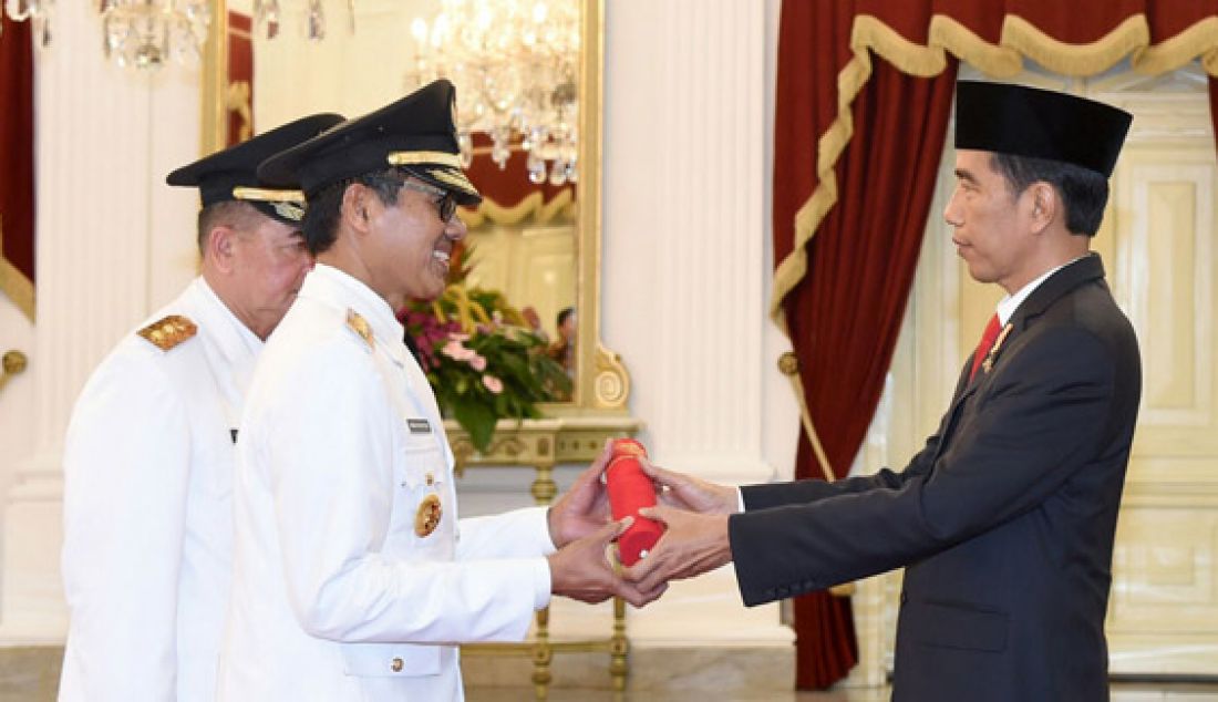 Momen penyerahan petikan keppres dari Presiden Joko Widodo terhadap pasangan Kepala Daerah terpilih di Istana Merdeka, Jakarta, Jumat (12/2). Foto: Biro Pers - JPNN.com