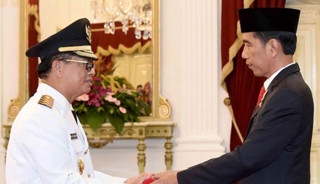 Momen penyerahan petikan keppres dari Presiden Joko Widodo terhadap pasangan Kepala Daerah terpilih di Istana Merdeka, Jakarta, Jumat (12/2). Foto: Biro Pers - JPNN.com