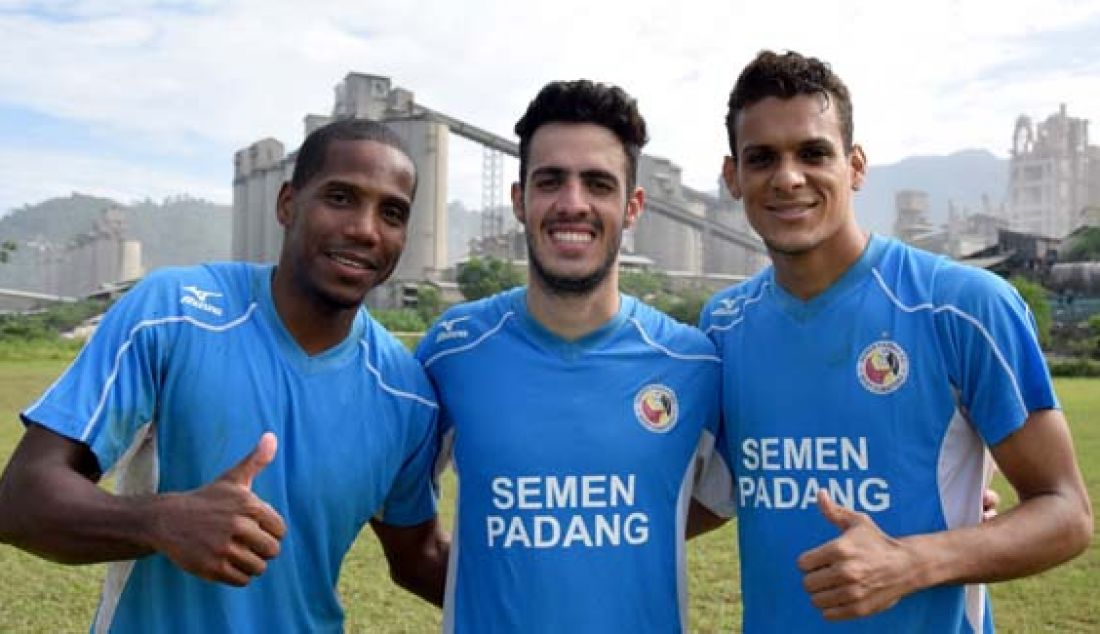 TRIO BRASIL: Tiga pesapakbola asal Brazil, Fernando (kiri), Tafarel (tengah), Cassio Selapas (kanan) memulai latihan di Mess Semen Padang Fc, Indarung, Jumat (12/2). Ketiganya kini dalam tahap Pra Kontrak dengan Semen Padang Fc. Foto: Ist - JPNN.com