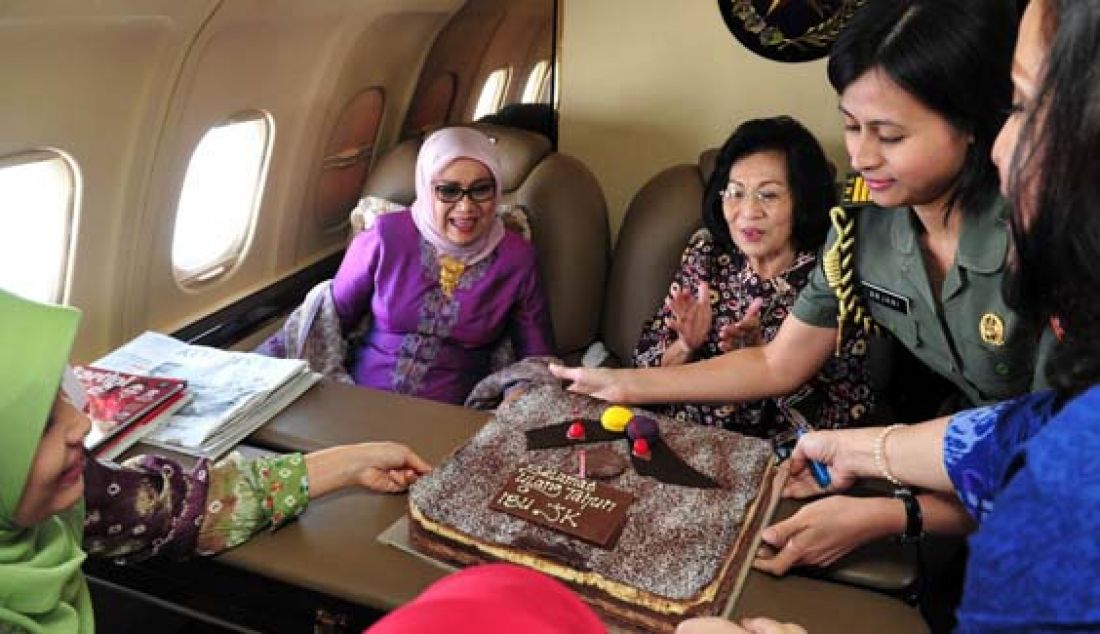KEJUTAN: Ibu Mufidah Jusuf Kalla, mendapat kejutan kue Ultah dari para staf dalam perjalanan dari Jakarta via Pesawat Kepresidenan RJ-85 menuju Makassar, Jumat (12/2). Ibu Mufidah merayakan hari ulang tahun yang ke-73. Foto: Sewetpres - JPNN.com