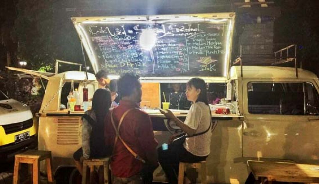 Komunitas Food Car Community di kota Samarinda kini sudah cukup digandrungi kalangan anak muda. Foto: Ist - JPNN.com
