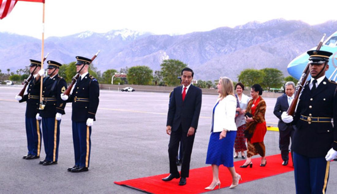 Presiden RI Joko Widodo dan rombongan saat tiba di Bandar Udara Internasional Palm Springs, California, Amerika Serikat. Foto: Laily/Setpres - JPNN.com