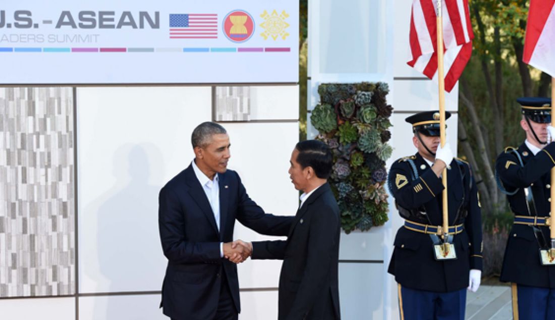 Presiden Amerika Serikat Barrack Obama menyambut kedatangan Presiden Joko Widodo saat KTT ASEAN-Amerika Serikat di California, Amerika Serikat, Selasa (16/2). Foto: Laily/Setpres/JPNN.com - JPNN.com