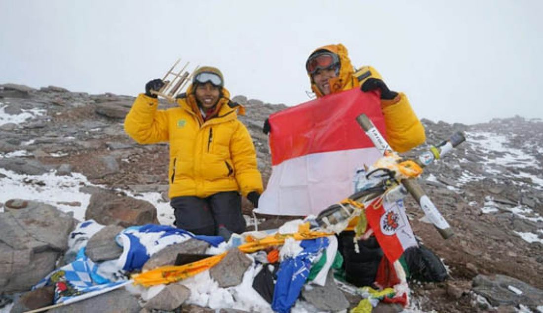 CAPAI PUNCAK: Tim ekspedisi pendaki wanita berpose di puncak Gunung Aconcagua, Minggu (31/1) pukul 03.45 waktu setempat. Foto: Ist - JPNN.com