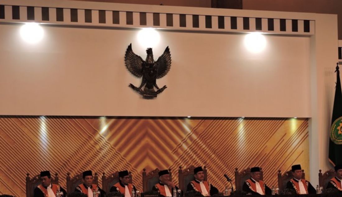 JAKARTA - Mahkamah Agung mengeluarkan Laporan Tahunan 2015 di Jakarta, Selasa (1/3). Dalam acara tersebut hadir seluruh Hakim Agung, para menteri Kabinet Kerja, Lembaga Non Kementerian dan sejumlah lembaga tinggi negara. - JPNN.com