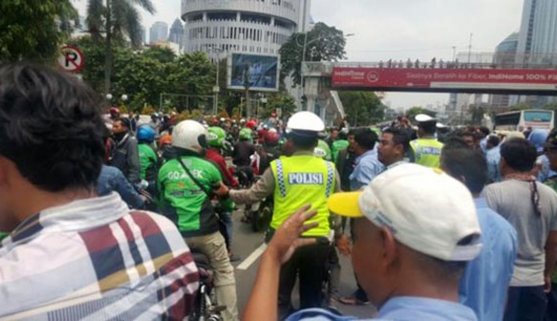 Sejumlah massa dari perusahaan angkutan umum dan angkutan berbasis aplikasi online nampak bersitegang. Foto: TMC Polda Metro Jaya - JPNN.com