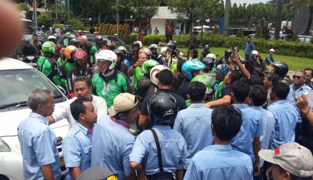 Sejumlah massa dari perusahaan angkutan umum dan angkutan berbasis aplikasi online nampak bersitegang. Foto: TMC Polda Metro Jaya - JPNN.com