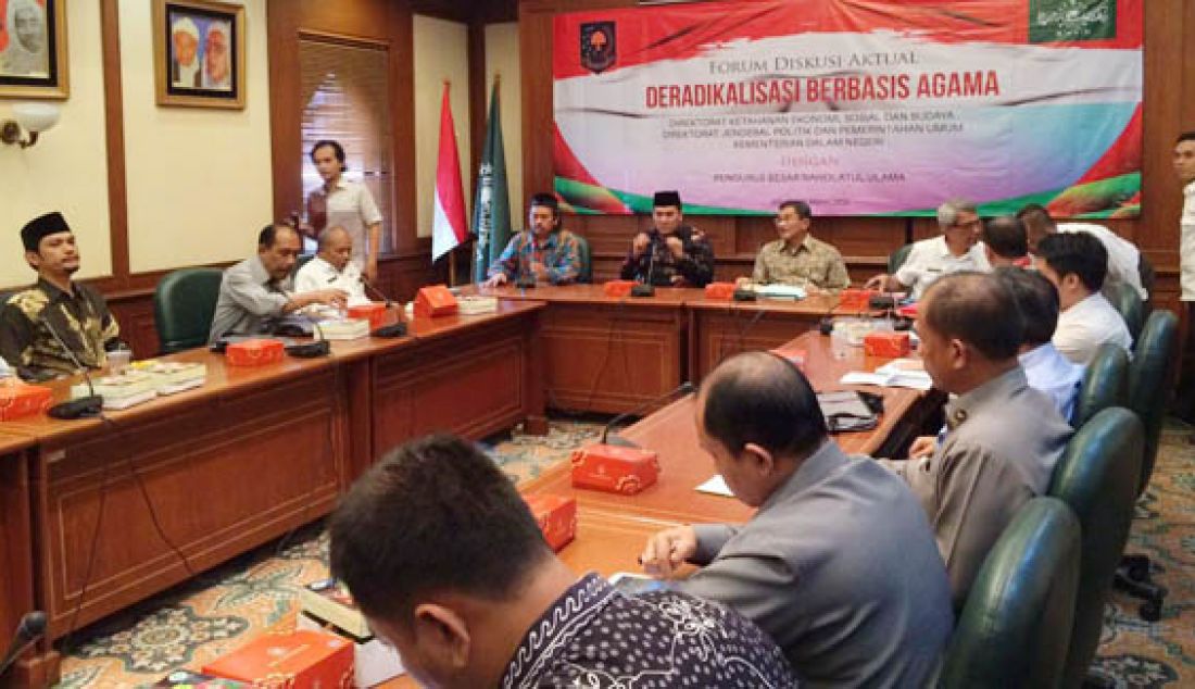 Ditjen Pol dan PUM bersama Kemdagri menyelenggarakan forum diskusi bertema 'Deradikalisasi Berbasis Agama' di kantor PBNU, Jakarta, Rabu (23/3). Diskusi diisi sejumlah narasumber, di antaranya Sekjen PBNU Helmi, Sekditjen Pol dan PUM Budi Prasetyo dan Direktur Deradikalisasi BNPT Prof. Irfan Idris. Foto: Ist - JPNN.com