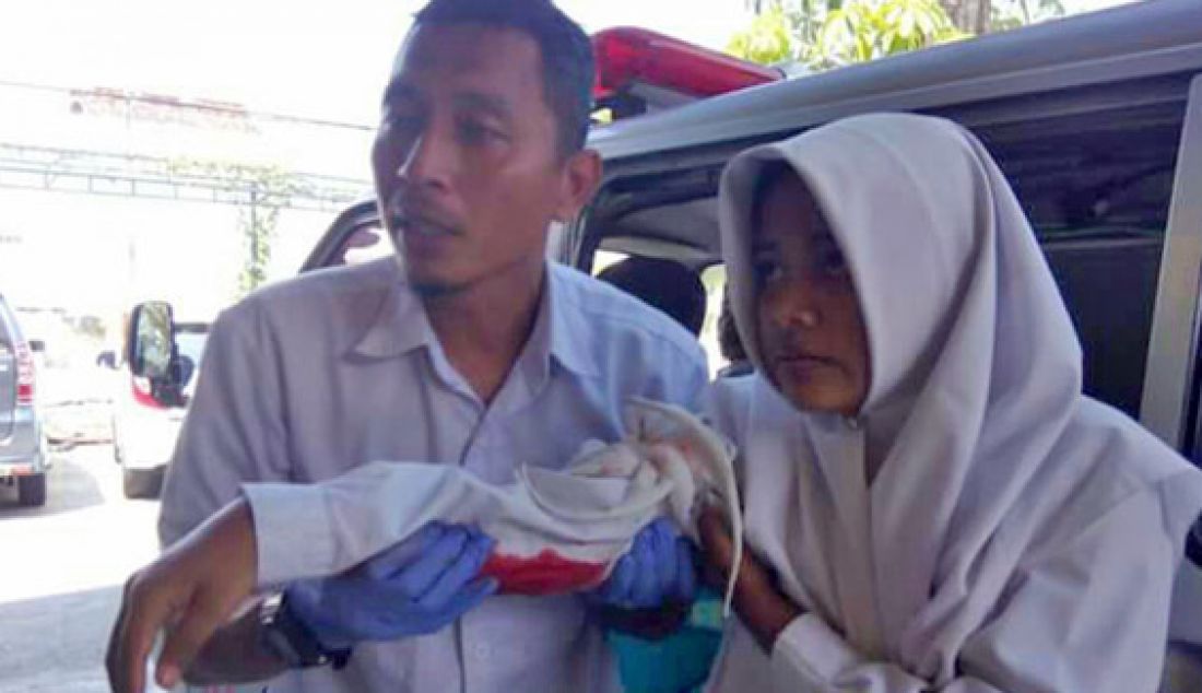 TIBA-TIBA TERSAYAT: Warga menolong seorang siswi bernama NER (12), yang menjadi korban penyayatan dengan menggunakan cutter di jalan dekat sekolahnya di Patalan Kidul Kotagede, Jogjakarta, Senin (25/4). Foto: Instagram - JPNN.com